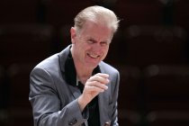 Deutsche Dirigent Christoph Poppen leitet das Kölner Kammerorchester in der Philharmonie Köln (© Thomas Brill)